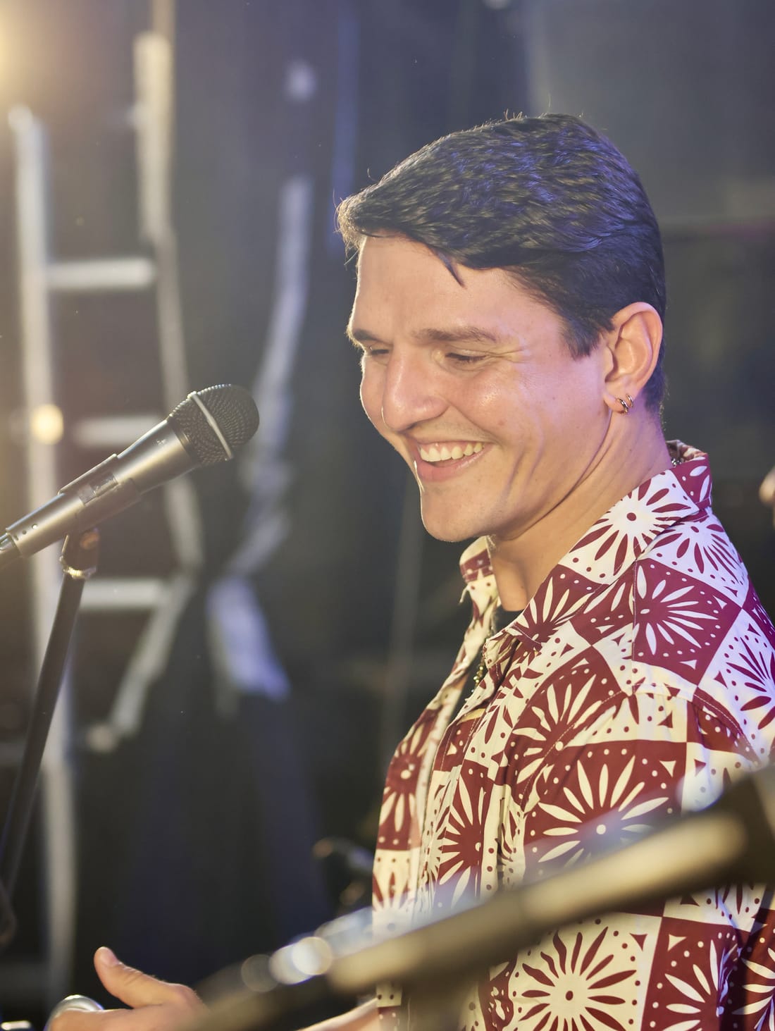 Integrante do trio sorrindo durante o show